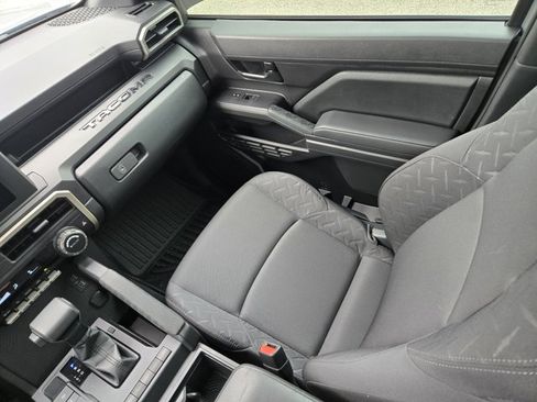 Used 2025 Toyota Tacoma SR image 18
