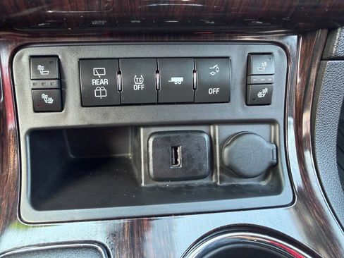 Used 2017 Chevrolet Traverse LT FWD image 25