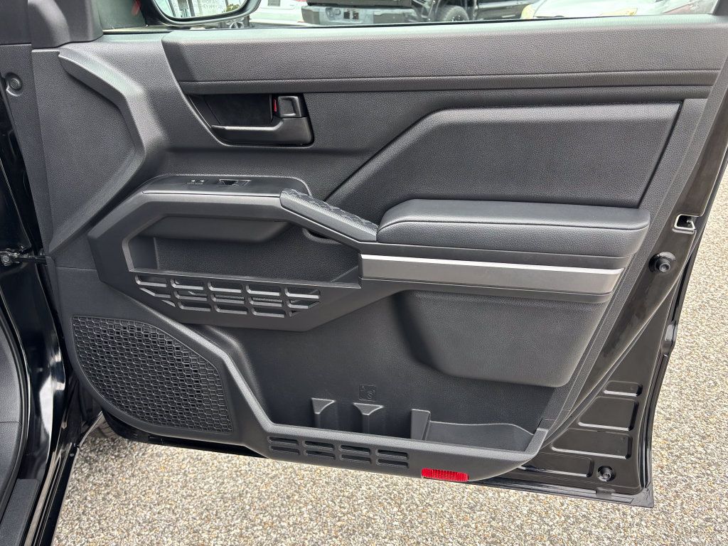 Certified 2025 Toyota Tacoma SR5 AWD/4WD image 39