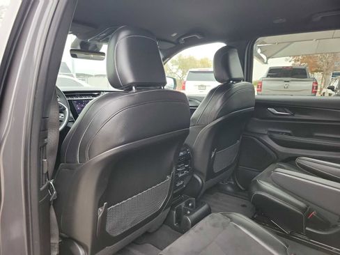 Used 2025 Jeep Grand Cherokee L Laredo image 12