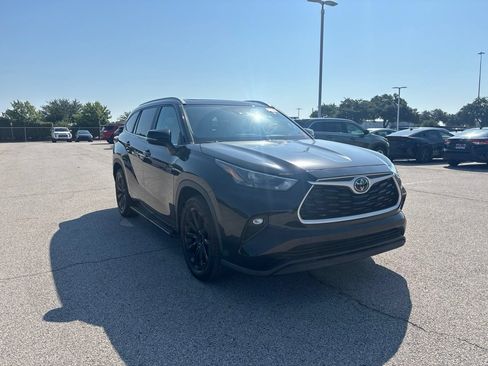Used 2023 Toyota Highlander XLE FWD image 3