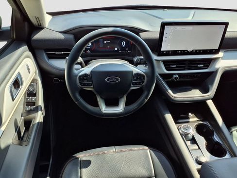 Used 2025 Ford Explorer Active RWD image 9
