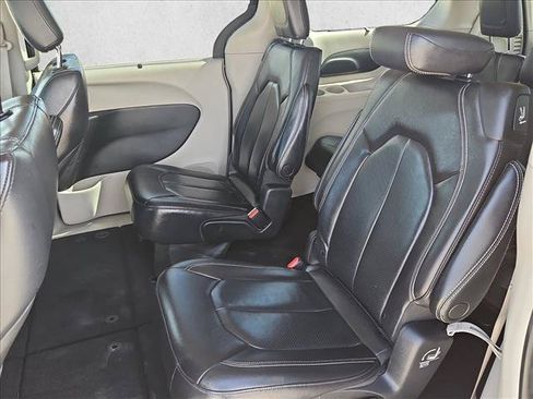 Used 2022 Chrysler Pacifica Touring-L FWD image 18