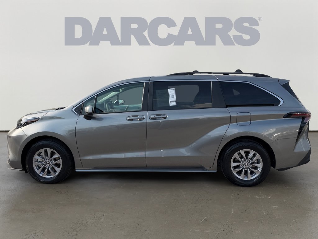 Used 2026 Toyota Sienna LE AWD/4WD image 4