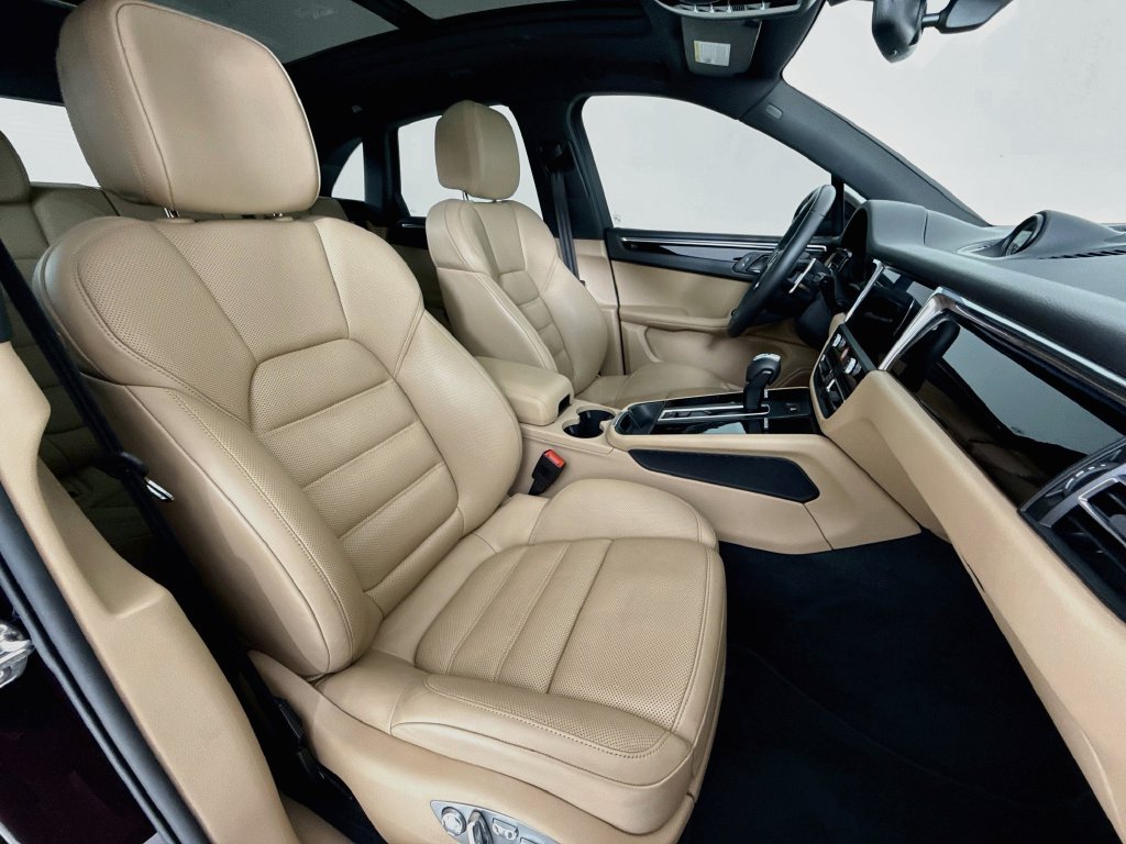Certified 2025 Porsche Macan AWD/4WD image 30