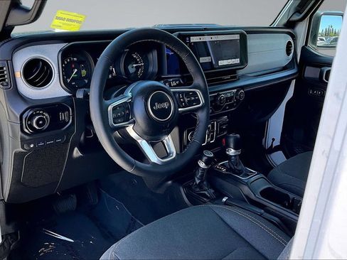 Used 2025 Jeep Wrangler Unlimited Sahara AWD/4WD image 4