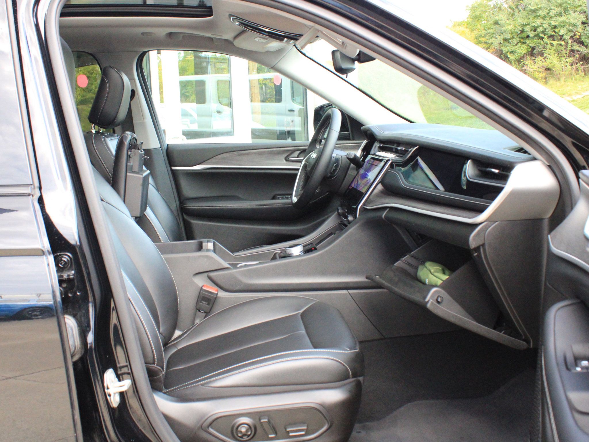 Used 2023 Jeep Grand Cherokee 4WD 4xe image 24