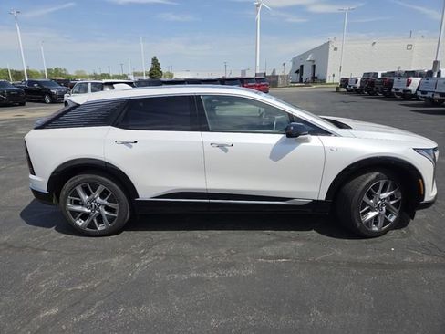 Used 2025 Cadillac Optiq Luxury 2 w/ LPO, Floor Liner Package AWD/4WD image 23