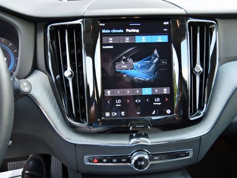 Used 2025 Volvo XC60 B5 Plus image 22