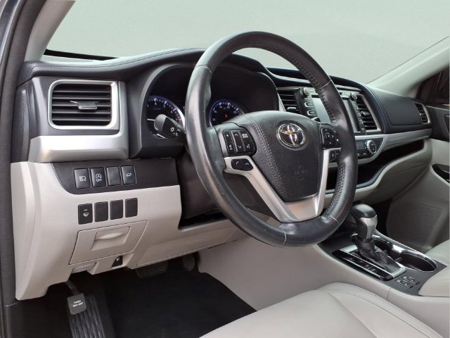 Used 2018 Toyota Highlander XLE AWD/4WD image 13