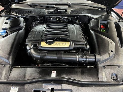 Used 2018 Porsche Cayenne Platinum Edition image 12