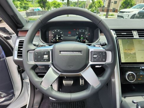 Used 2025 Land Rover Discovery Dynamic SE image 15