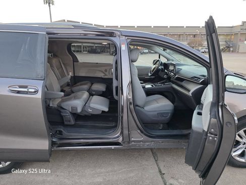 Used 2021 Toyota Sienna Limited image 18
