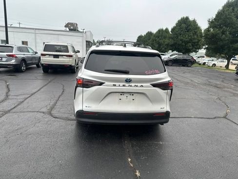 Used 2025 Toyota Sienna XLE FWD image 6