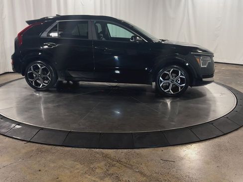 Certified 2025 Kia Niro SX Touring image 2