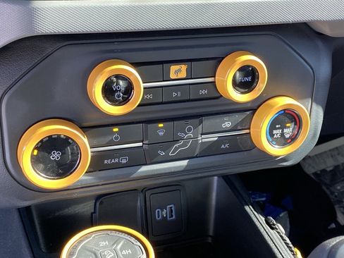 Used 2022 Ford Bronco Base image 14