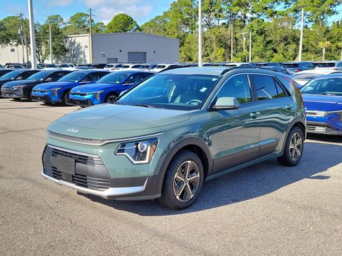 Certified 2025 Kia Niro EX FWD image 3