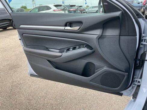 Used 2024 Nissan Altima 2.5 SR FWD image 32