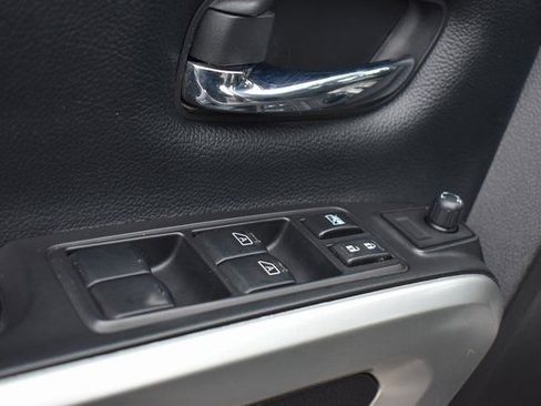 Used 2021 Nissan Titan SV w/ SV Convenience Package image 14