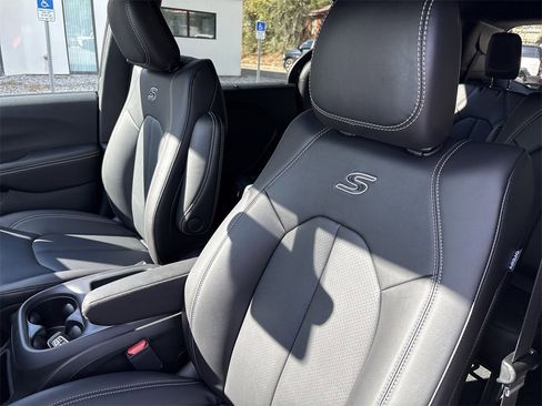 New 2026 Chrysler Pacifica Select w/ S Appearance Package image 11