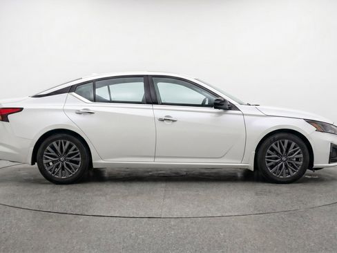 Used 2025 Nissan Altima 2.5 SV FWD image 11