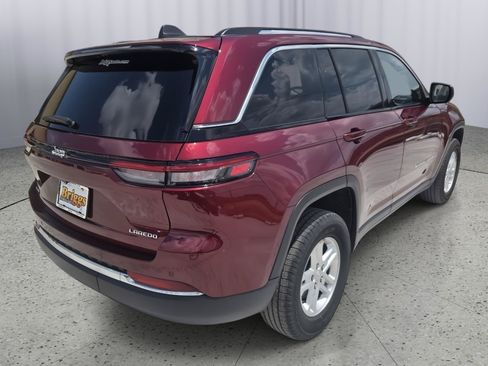 Used 2023 Jeep Grand Cherokee Laredo w/ Luxury Tech Group I AWD/4WD image 6