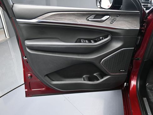 Used 2023 Jeep Grand Cherokee Overland w/ Luxury Tech Group IV image 13