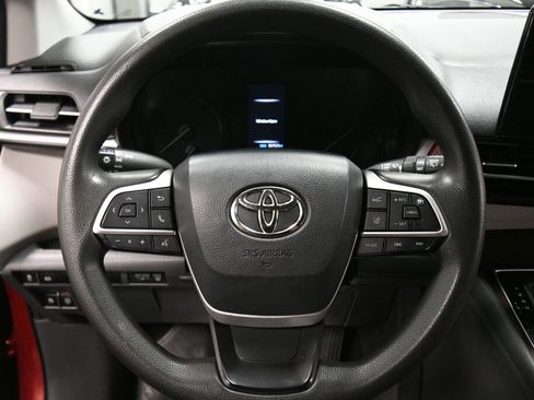 Used 2021 Toyota Sienna LE FWD image 12