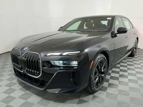 New 2026 BMW 750e xDrive w/ Premium Package image 2