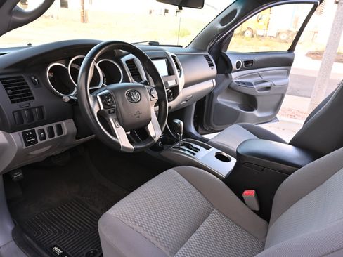 Used 2015 Toyota Tacoma PreRunner w/ SR5 Package RWD image 11