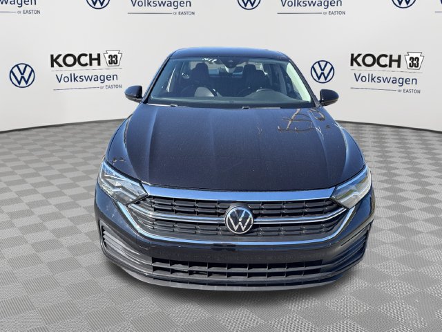 Used 2024 Volkswagen Jetta SE FWD image 2