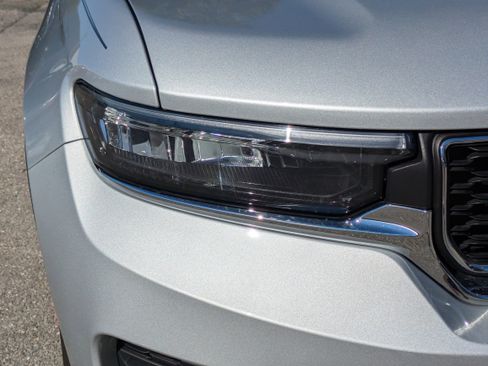 Used 2025 Jeep Grand Cherokee Laredo X image 10