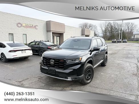 Used 2025 Honda Pilot TrailSport image 2