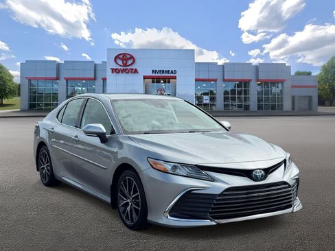 Certified 2021 Toyota Camry XLE FWD image 2