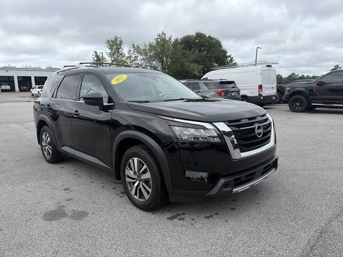 Used 2025 Nissan Pathfinder SL FWD image 9