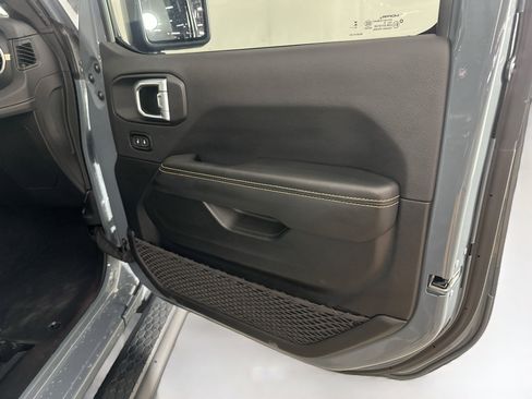 Used 2024 Jeep Wrangler Unlimited Sahara w/ Technology Group AWD/4WD image 30