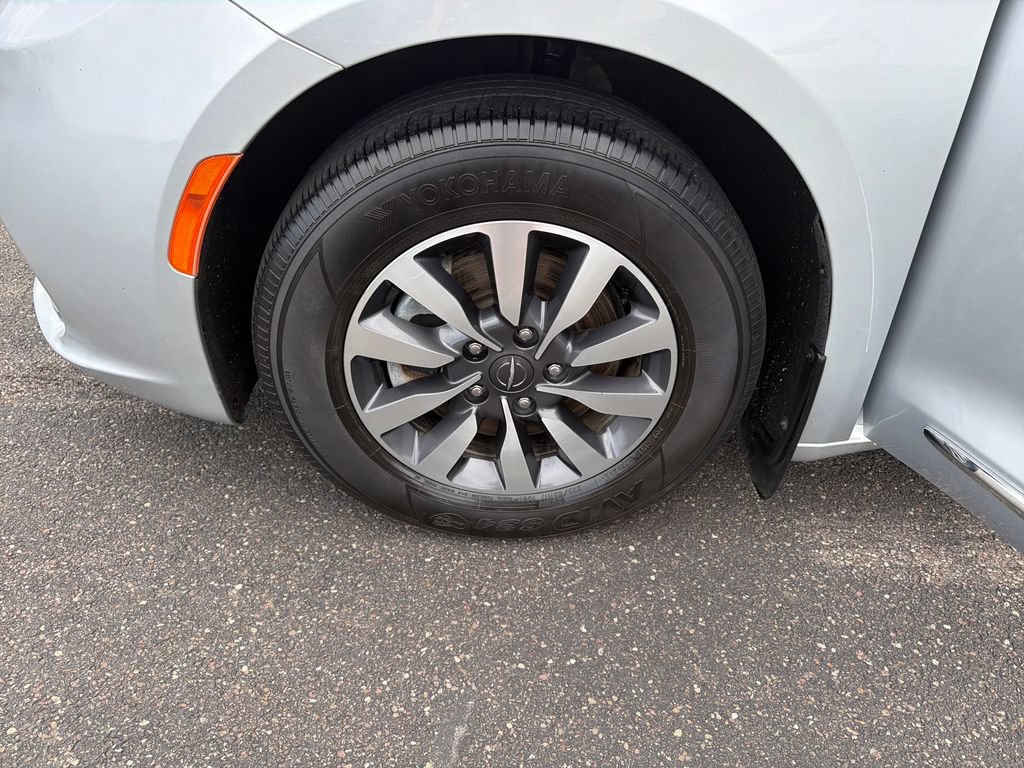 Used 2023 Chrysler Pacifica Limited FWD image 25
