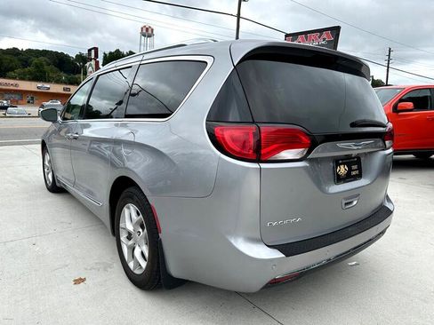 Used 2018 Chrysler Pacifica Touring-L w/ Tire & Wheel Group image 5