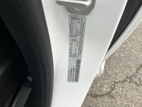 Used 2025 Chrysler Pacifica Select image 9