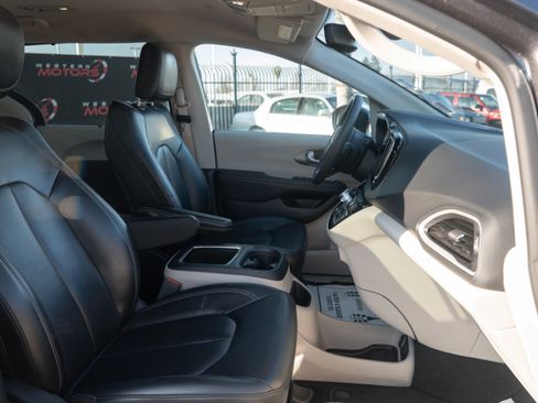 Used 2023 Chrysler Pacifica Touring-L image 33
