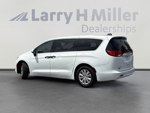 Used 2020 Chrysler Voyager L FWD image 3