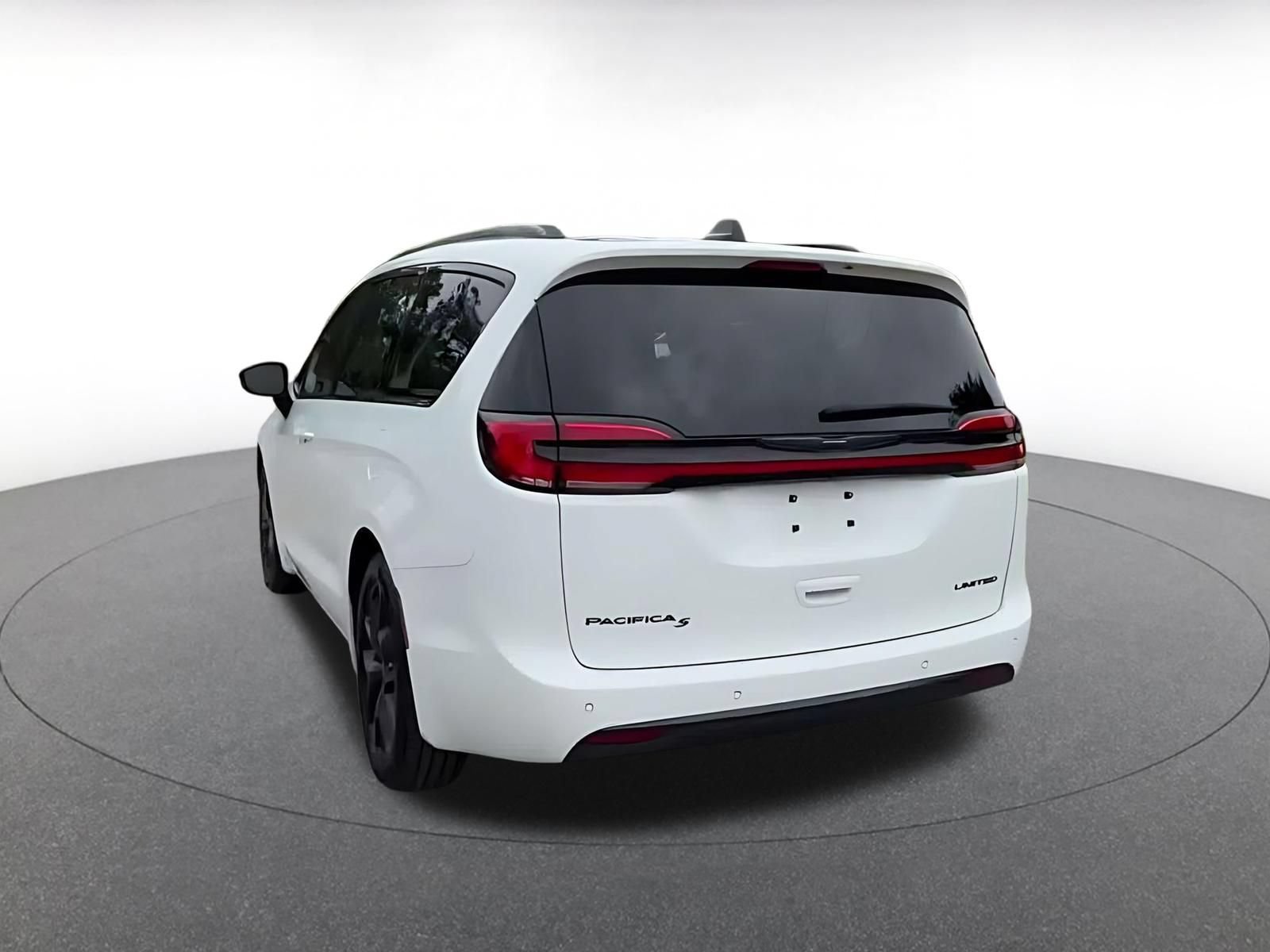 Used 2025 Chrysler Pacifica Limited FWD image 10