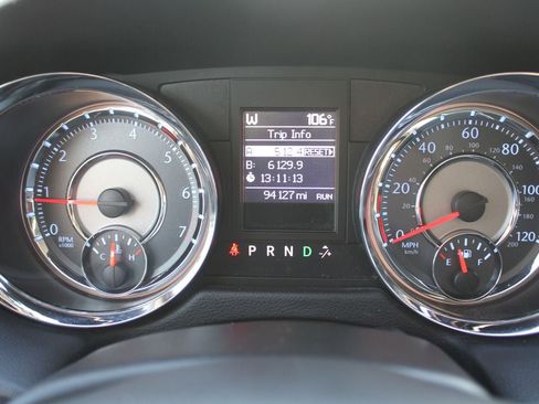 Used 2014 Chrysler Town & Country Touring FWD image 16