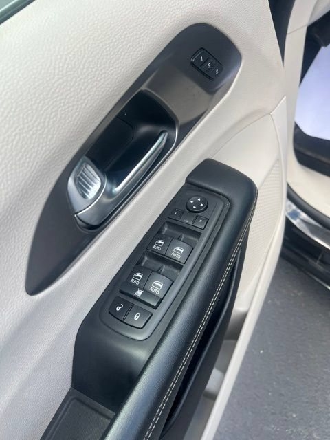 Used 2022 Chrysler Pacifica Touring-L w/ Uconnect Theater Family Group FWD image 25