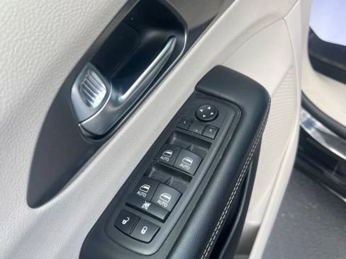 Used 2022 Chrysler Pacifica Touring-L w/ Uconnect Theater Family Group FWD image 25