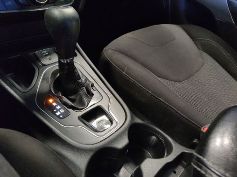 Used 2019 Jeep Cherokee Latitude w/ Popular Appearance Group image 26