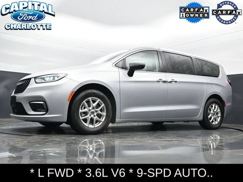 Used 2023 Chrysler Pacifica Touring-L FWD image 22