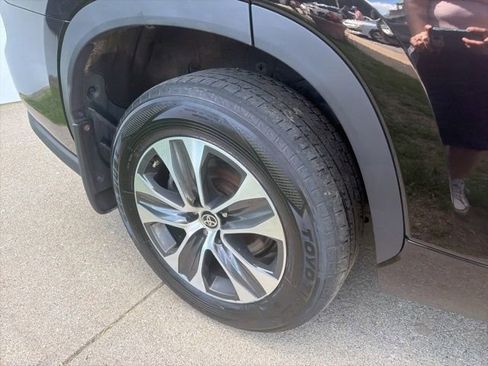 Used 2021 Toyota Highlander XLE AWD/4WD image 10