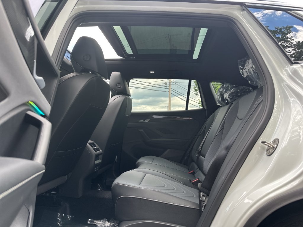New 2026 Volkswagen Tiguan SE R-Line AWD/4WD image 17