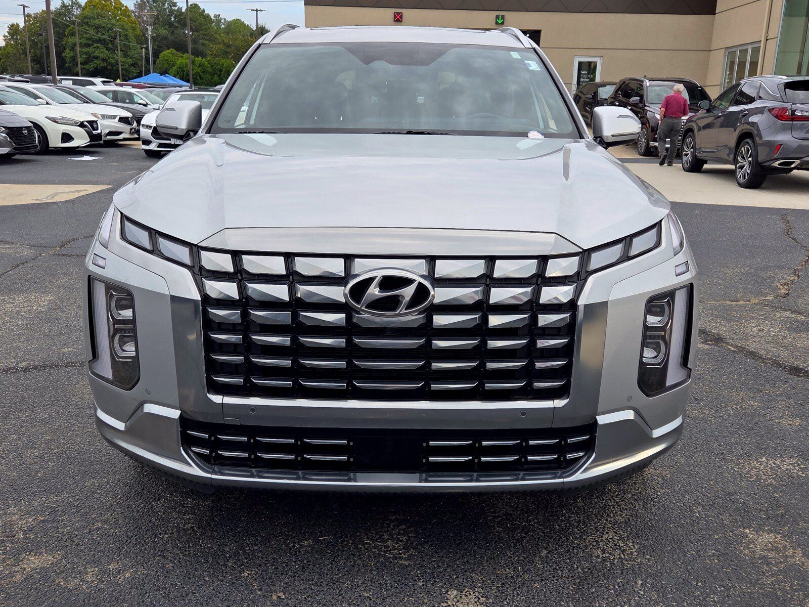 Used 2023 Hyundai Palisade Calligraphy FWD image 2